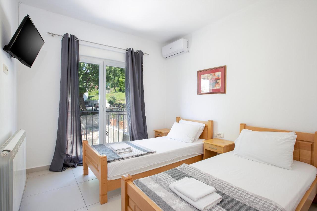 Guest House Vila Vedesa Cattaro Esterno foto