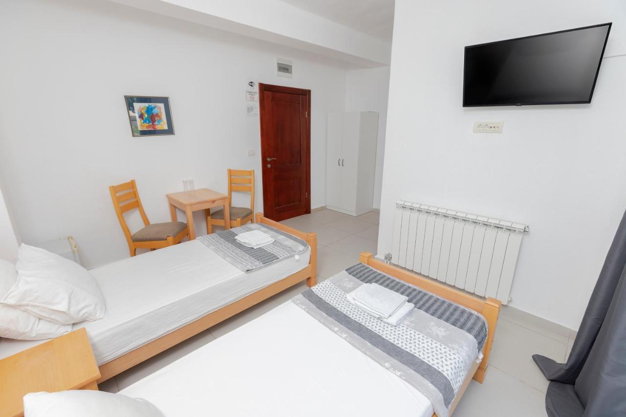 Guest House Vila Vedesa Cattaro Esterno foto