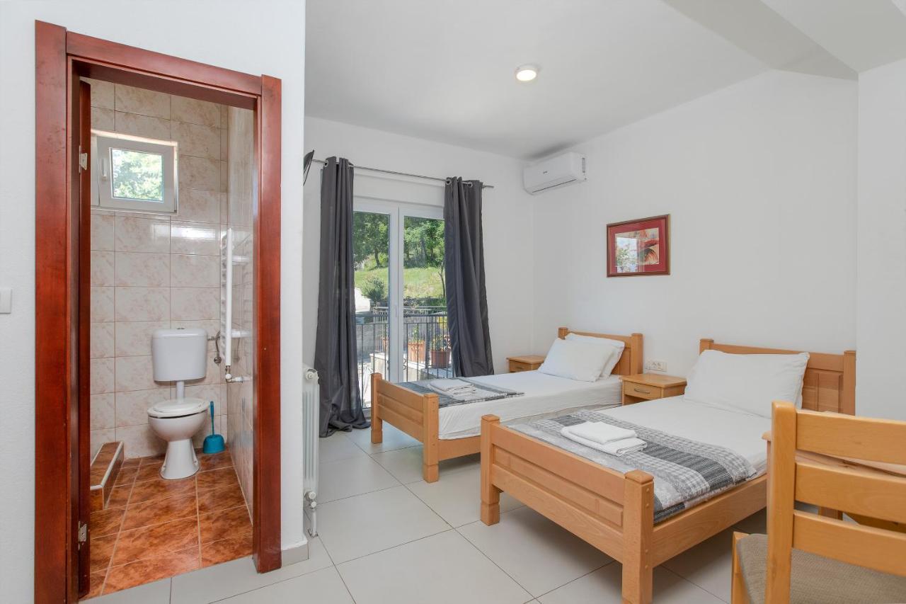 Guest House Vila Vedesa Cattaro Esterno foto
