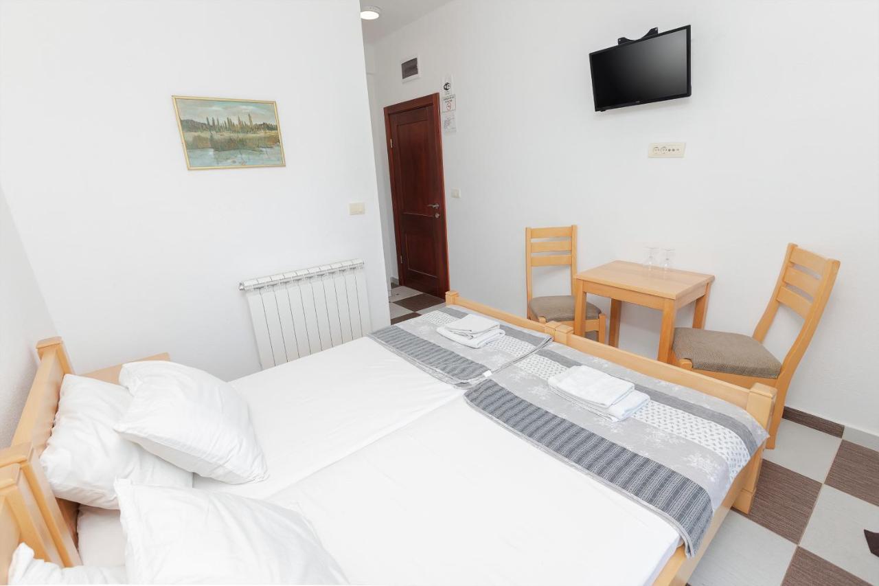 Guest House Vila Vedesa Cattaro Esterno foto