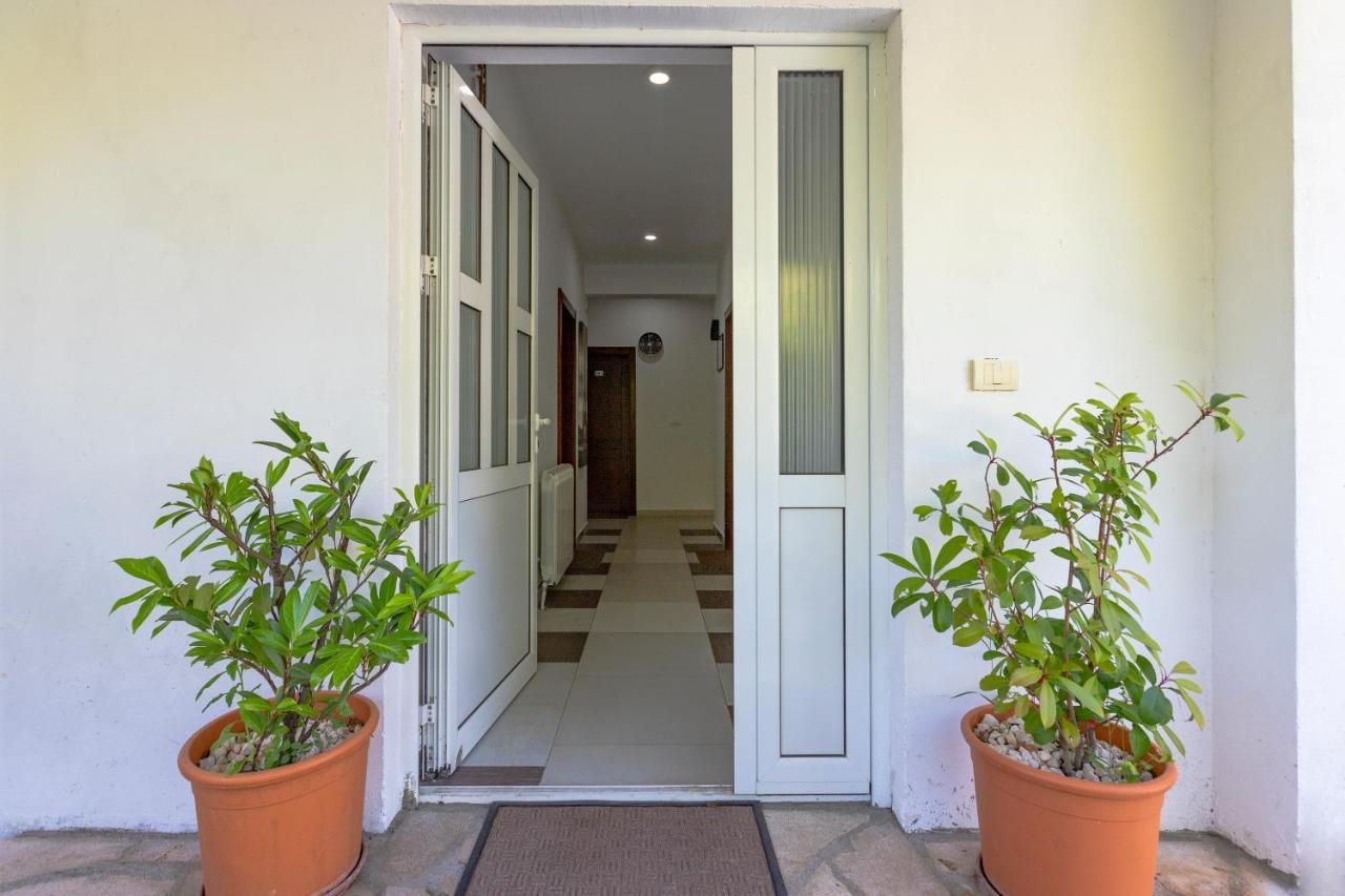 Guest House Vila Vedesa Cattaro Esterno foto